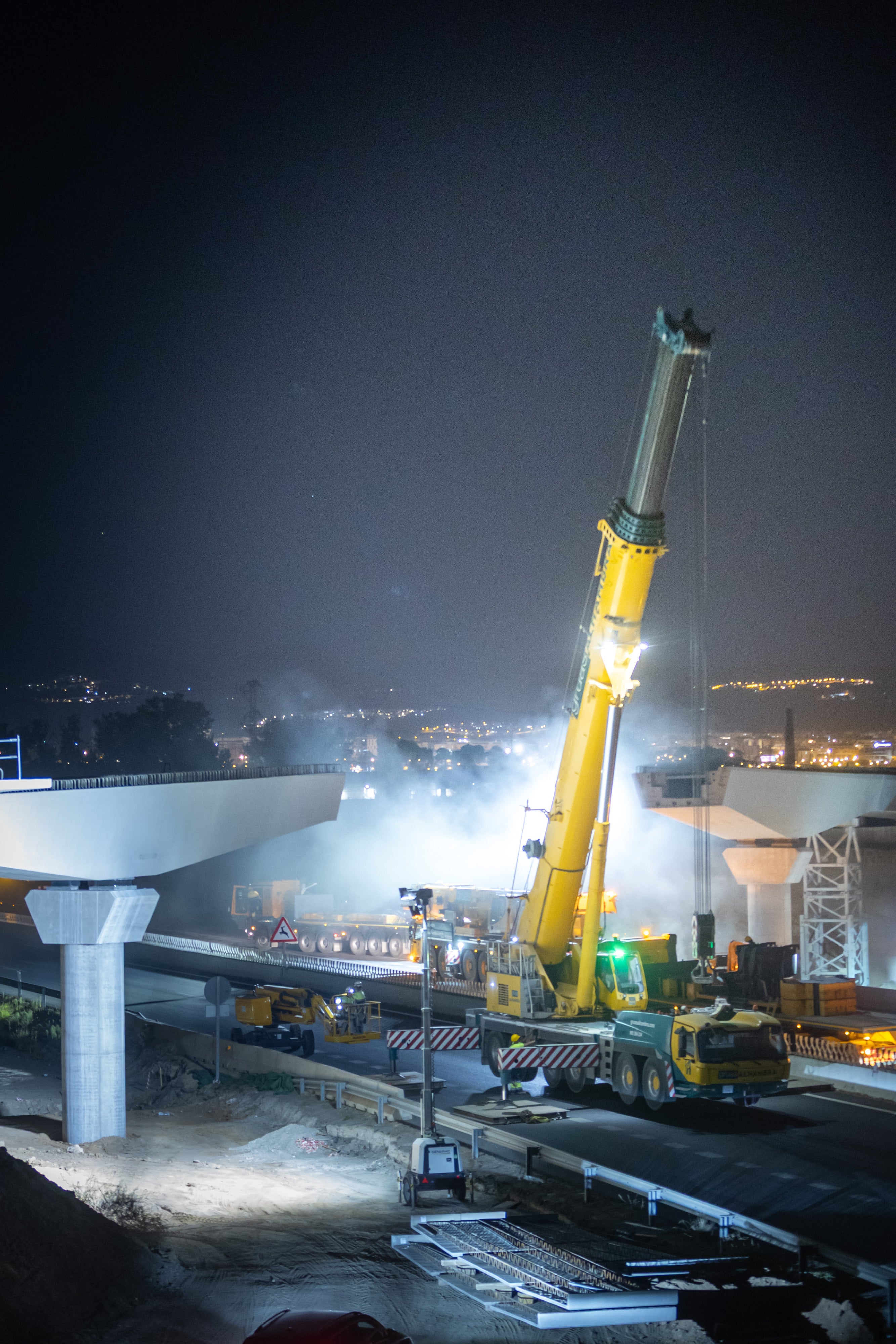 Así fue el complicado montaje en el puente sobre la A-92G