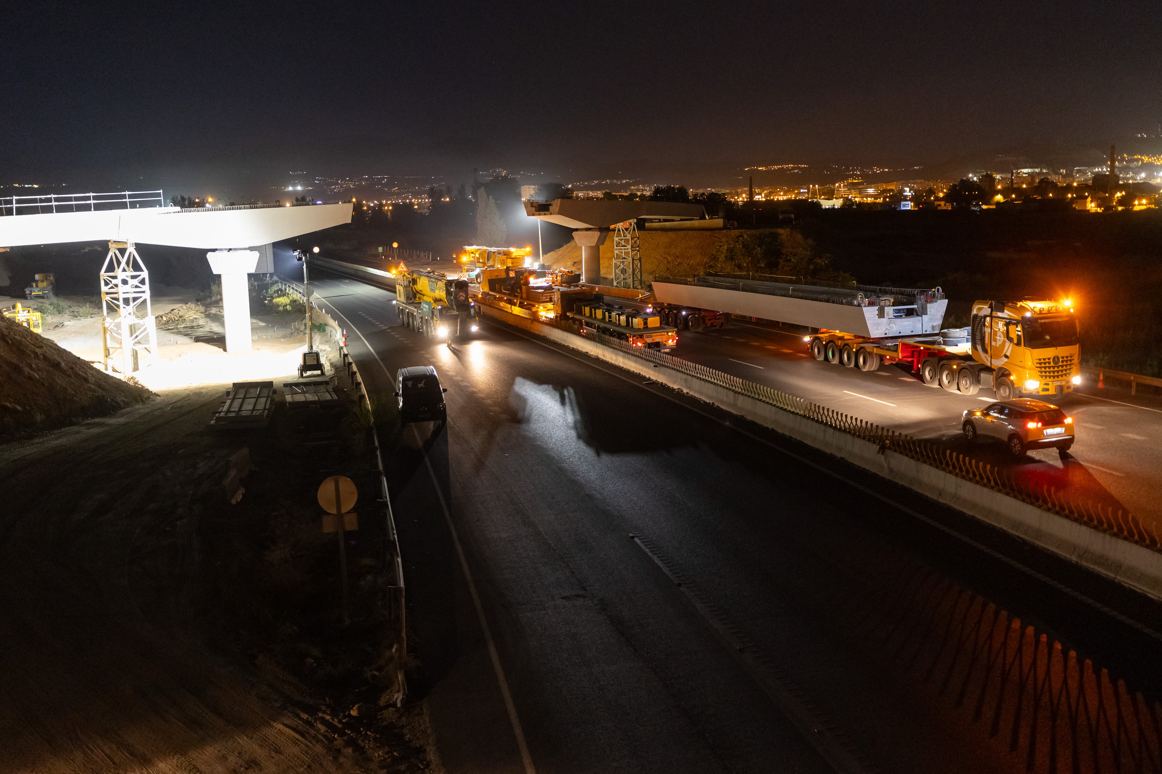 Así fue el complicado montaje en el puente sobre la A-92G