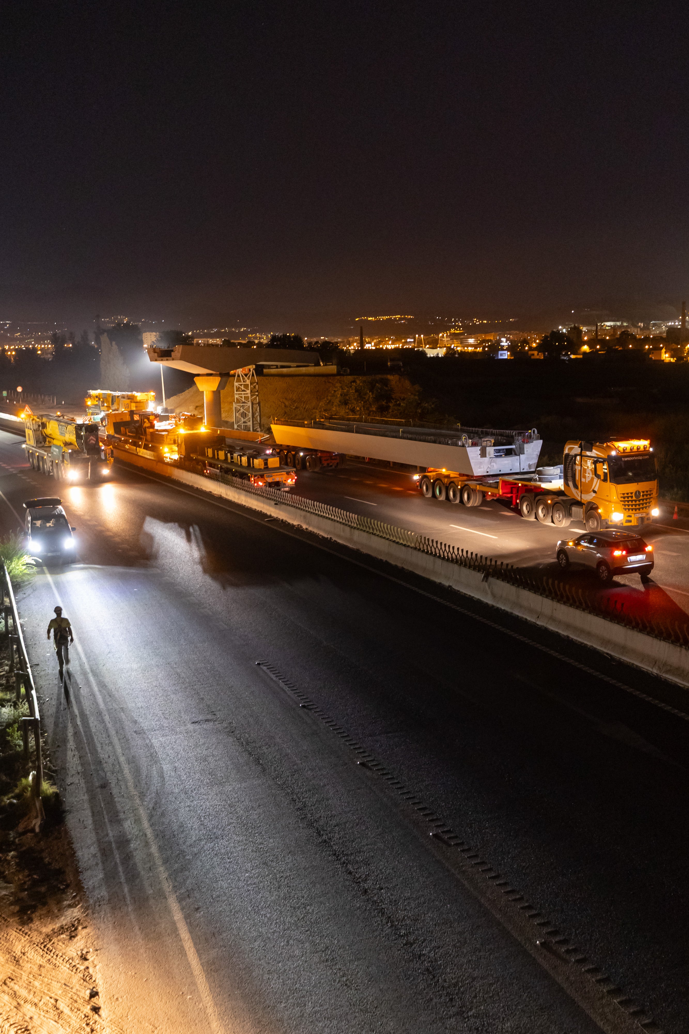 Así fue el complicado montaje en el puente sobre la A-92G