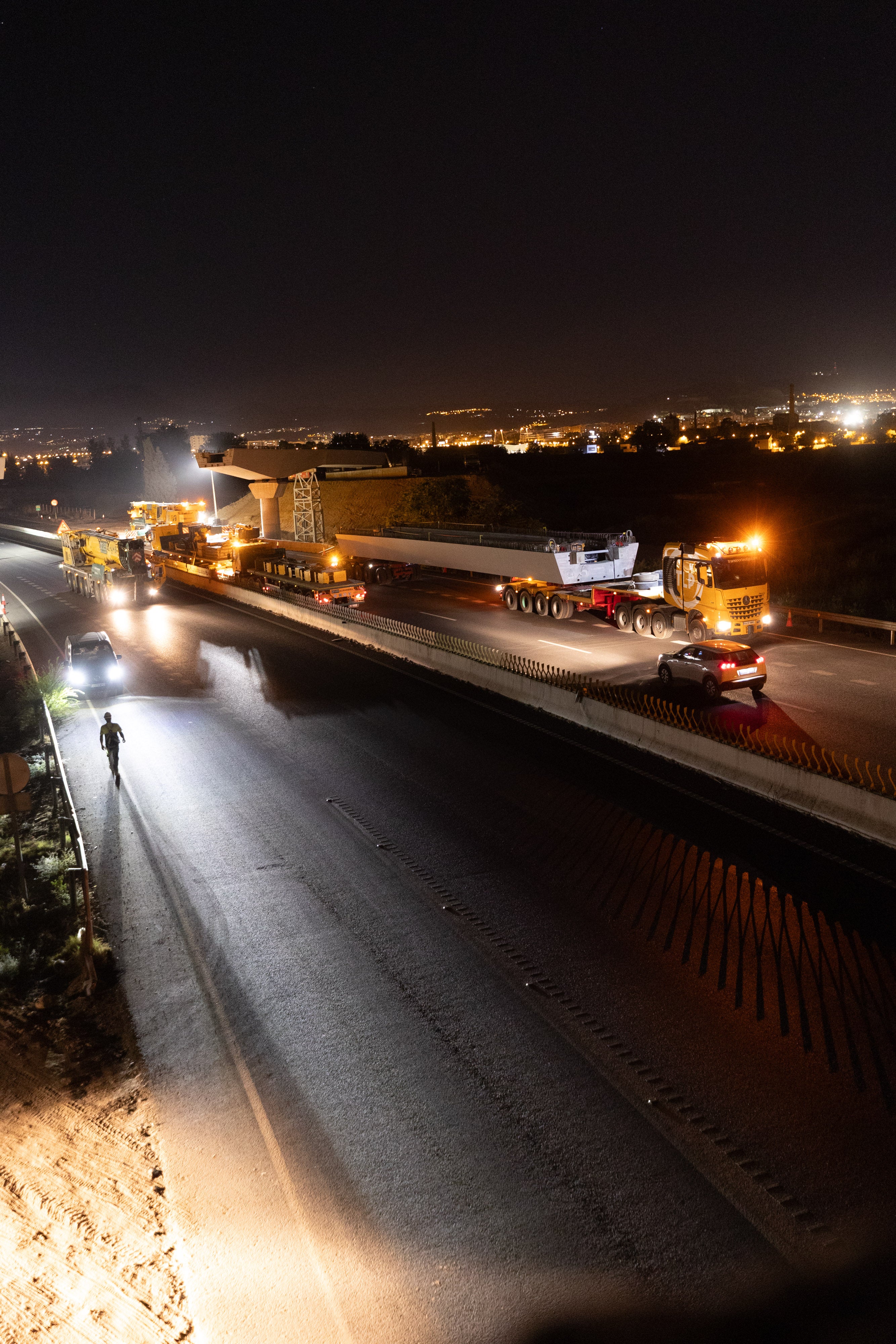 Así fue el complicado montaje en el puente sobre la A-92G