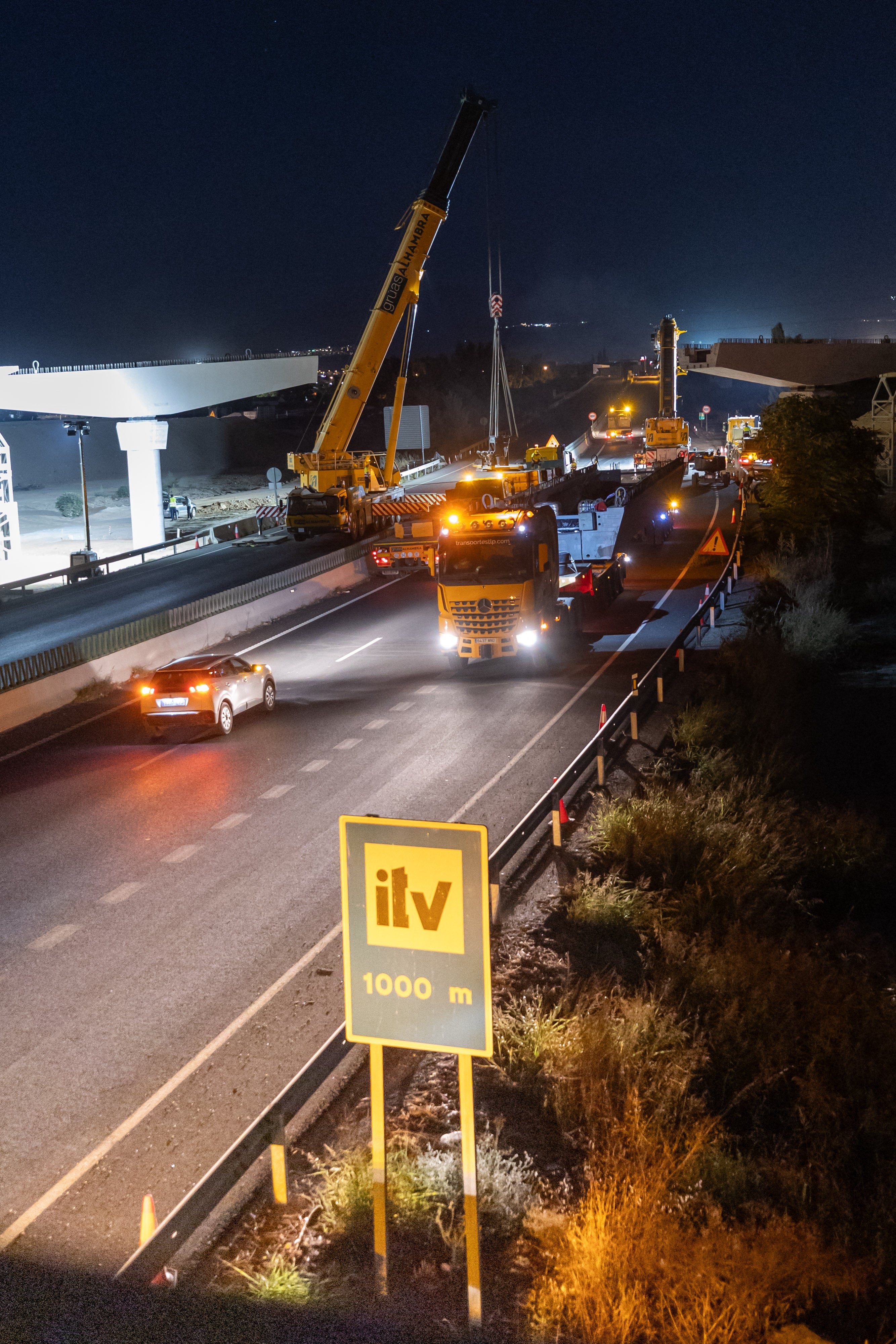 Así fue el complicado montaje en el puente sobre la A-92G