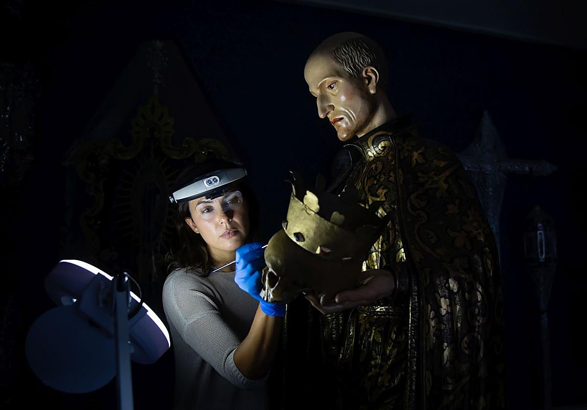 La restauradora Lydia Cepero trabajando en la policromía de la talla de José de Mora.