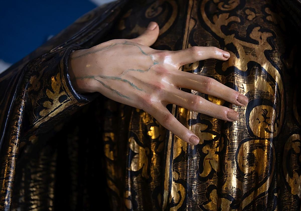 Imagen principal - Detalles de la escultura. 