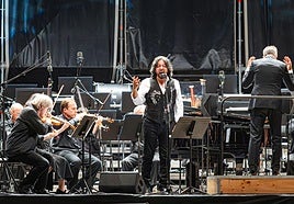 El cantaor granadino y la orquesta dirigida por Lucas Macías, en el coso.