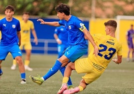 Tomás Cruz (CF Motril) y Migue (Huétor Tájar), en un lance de esta pretemporada.
