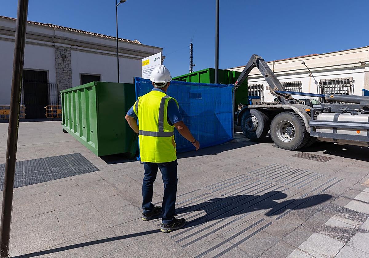 Una grúa descarga un contenedor en la plaza de Andaluces.