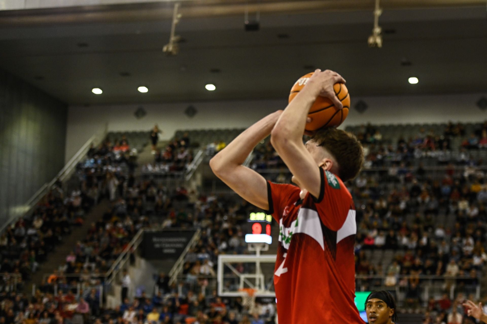 Agustín Ubal lanza a canasta en el Palacio de los Deportes.