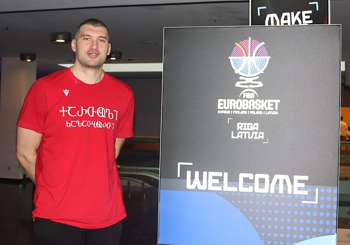 Beqa Burjanadze, jugador del Covirán Granada, internacional por Georgia, en el hotel de concentración de su selección.