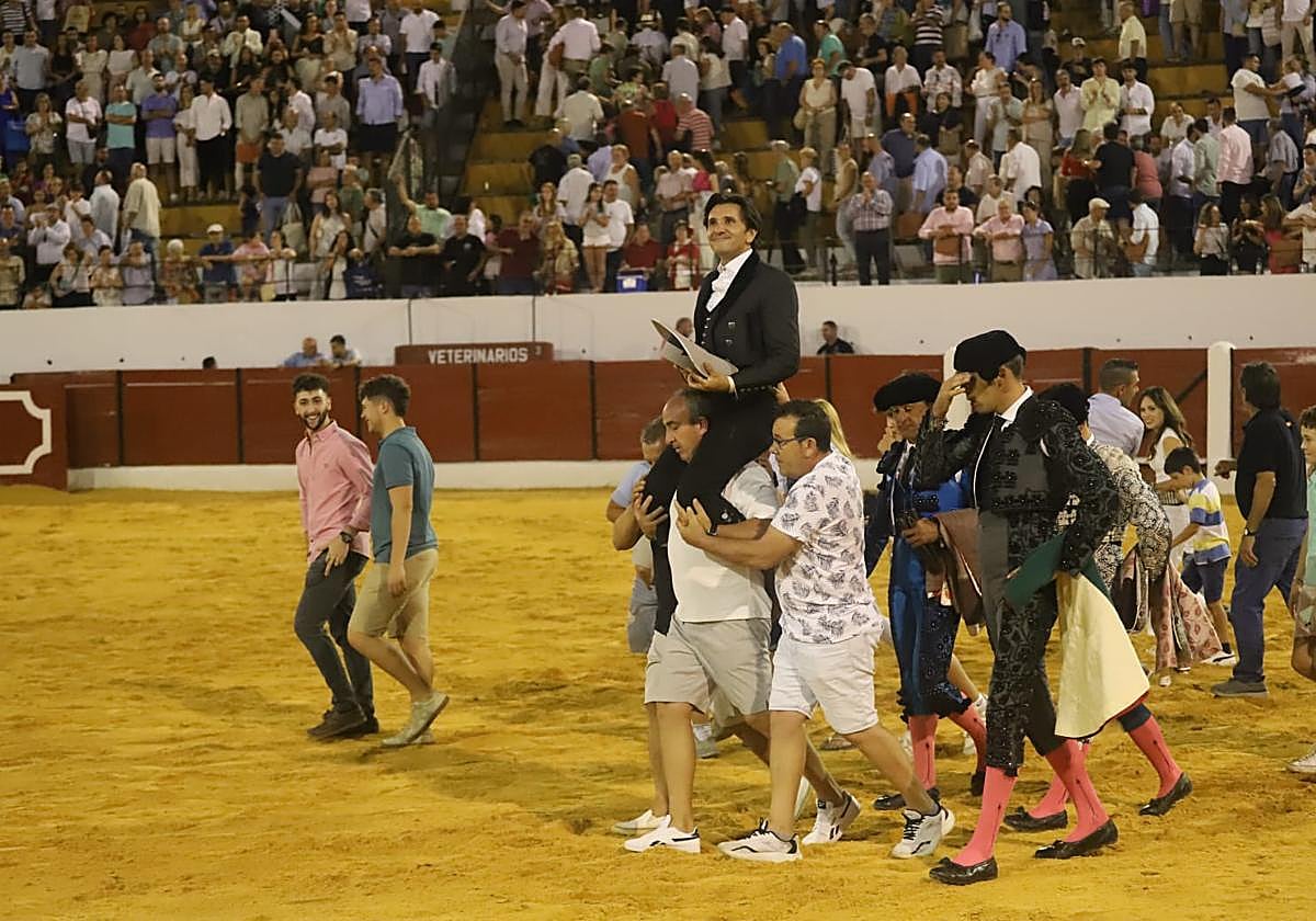 Diego Ventura sale a hombros de la plaza de Villanueva del Arzobispo.