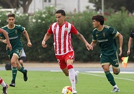 Martim Alberto conduce el balón perseguido por Antonio Domínguez