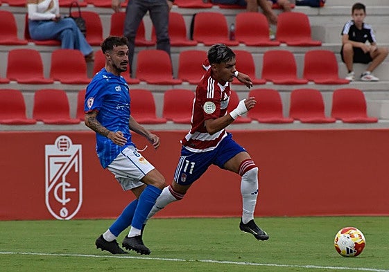 Samu Cortés encara en el partido.