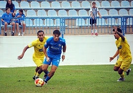 El motrileño Álvaro deja atrás al hueteño Marco.