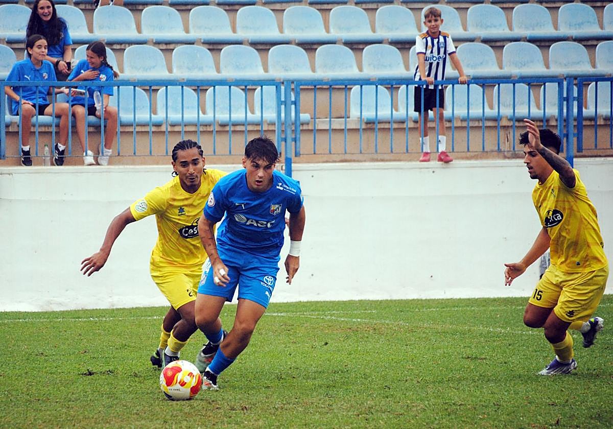 El motrileño Álvaro deja atrás al hueteño Marco.