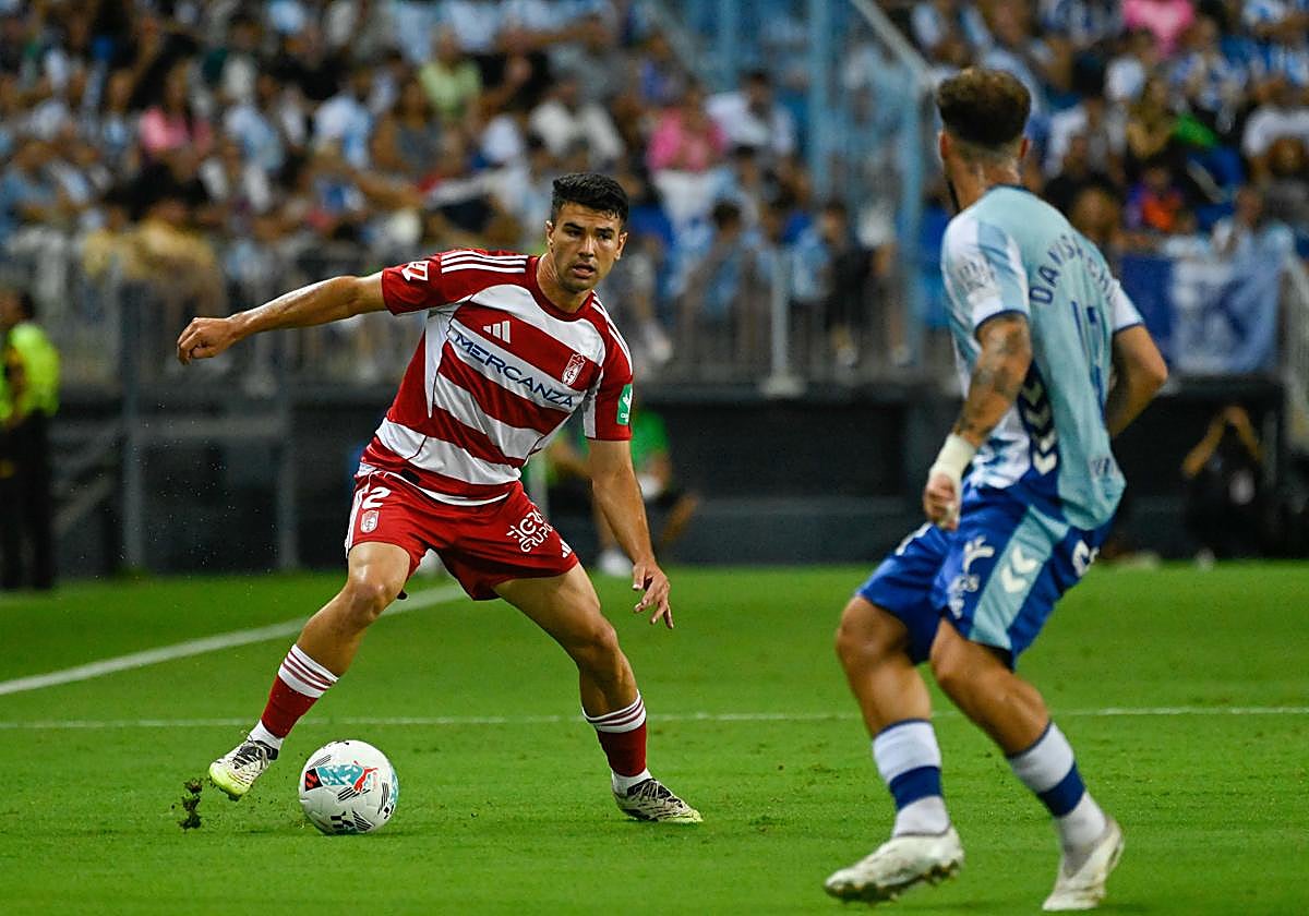 Pau Casadesús encara a un rival en el derbi.