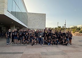 Participantes en el encuentro de Harley-Davidson en Almería, con el concejal de Cultura.