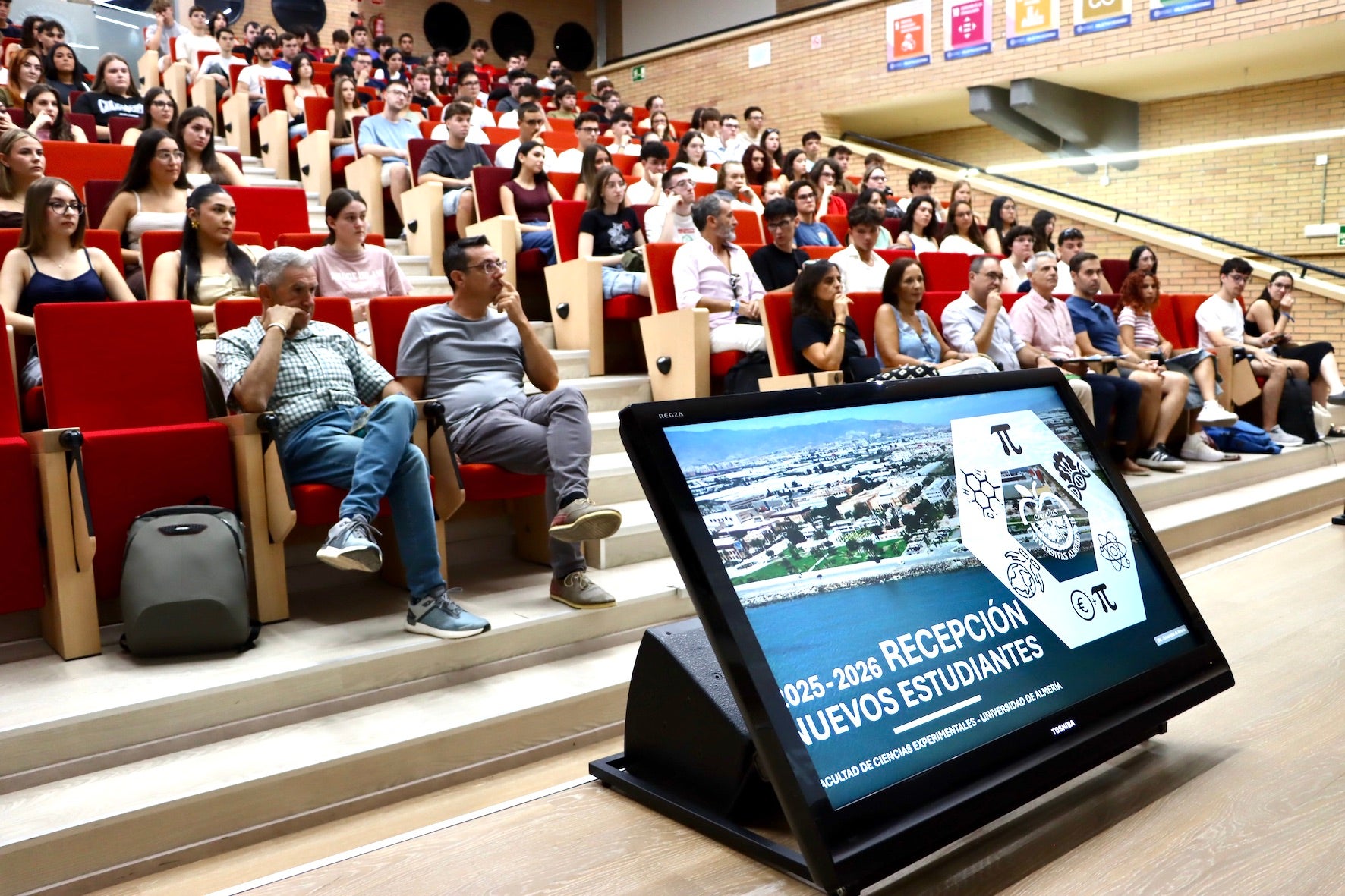 Acto de recepción a nuevos estudiantes de Ciencias Experimentales.