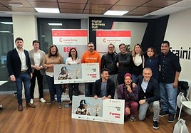 Responsable del programa Impulsa StarUp de Cámara Granada con los galardonados de la última edición