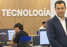 El presidente de la Junta, Juanma Moreno, en la inauguración del 'Centro de talento y tecnología' de Telefónica en Granada este lunes.
