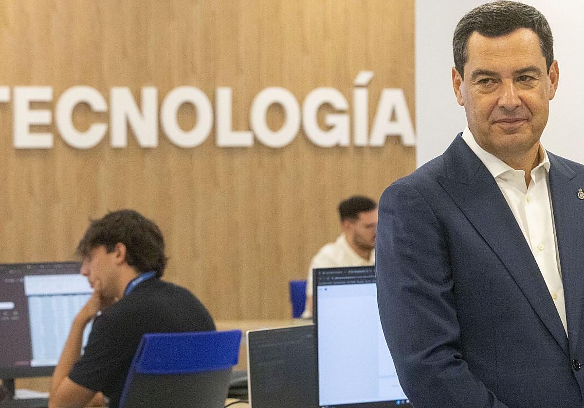 El presidente de la Junta, Juanma Moreno, en la inauguración del 'Centro de talento y tecnología' de Telefónica en Granada este lunes.