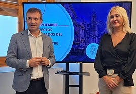 El alcalde (PSOE), Julio Millán, y la primera teniente de alcalde (JM+), María Espejo.