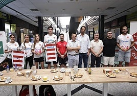 La familia del Sima Granada FS, junto al concejal de Deportes de la capital, en el desayuno informativo.