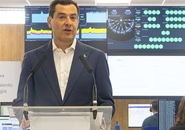 Juanma Moreno, este lunes en Granada.