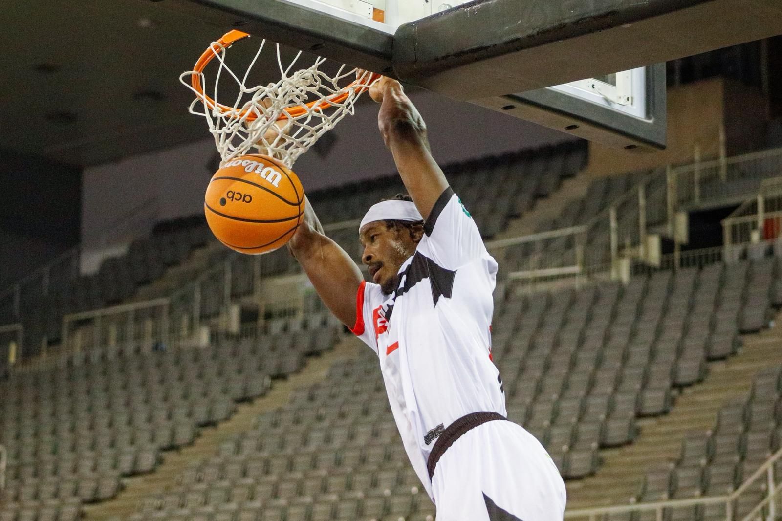 El Covirán jugó un amistoso contra el Cartagena a puerta cerrada en el Palacio, aquí un mate de Travis Munnins.