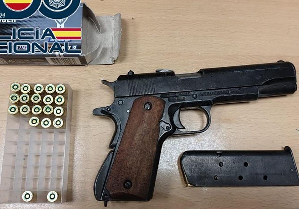 Pistola y munición incautada.