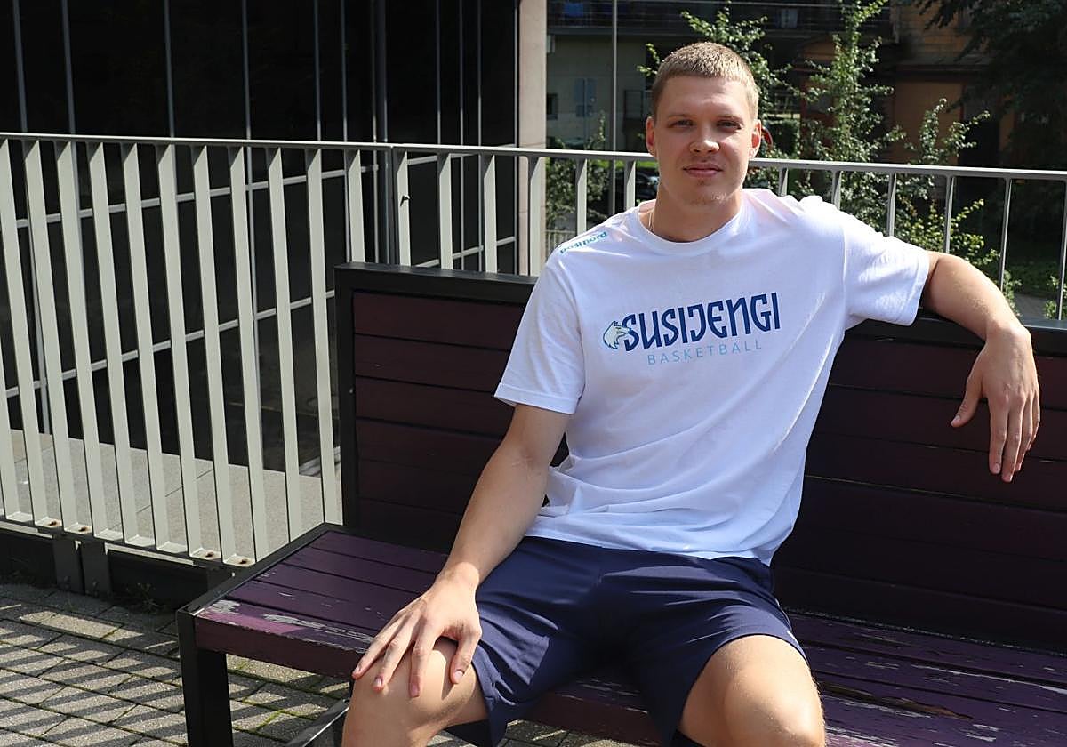 Elias Valtonen, cómodo en un banco durante la entrevista para este periódico desde Riga, en Letonia.