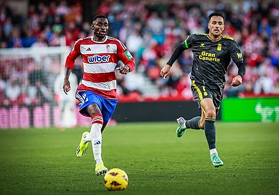 Martin Hongla conduce el balón con el Granada en el último partido oficial disputado contra Las Palmas en Los Cármenes.
