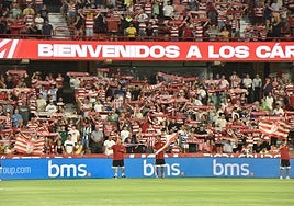 Aficionados del Granada durante un partido en Los Cármenes.