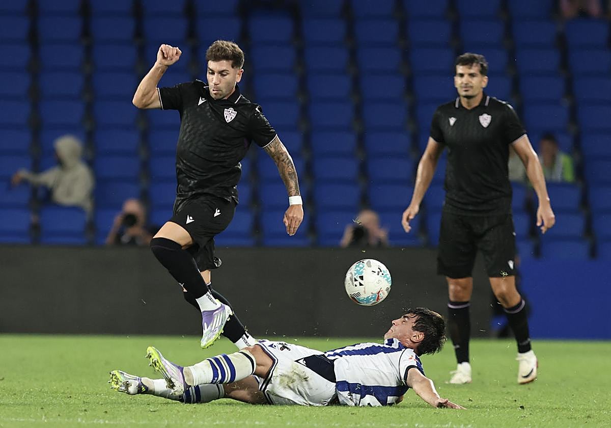 Embarba jugando contra la Real Sociedad B
