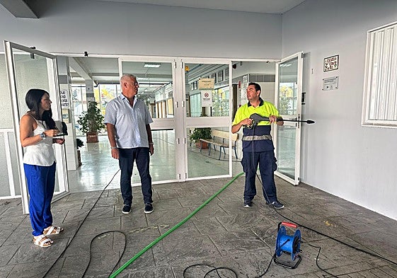 El alcalde de Huércal de Almería supervisando los trabajos de limpieza en del EIP 'La Jarilla'.