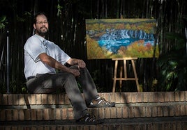 Peter Manschot posa junto a una de las cien fotos que conforman la exposición en el Carmen de la Victoria.