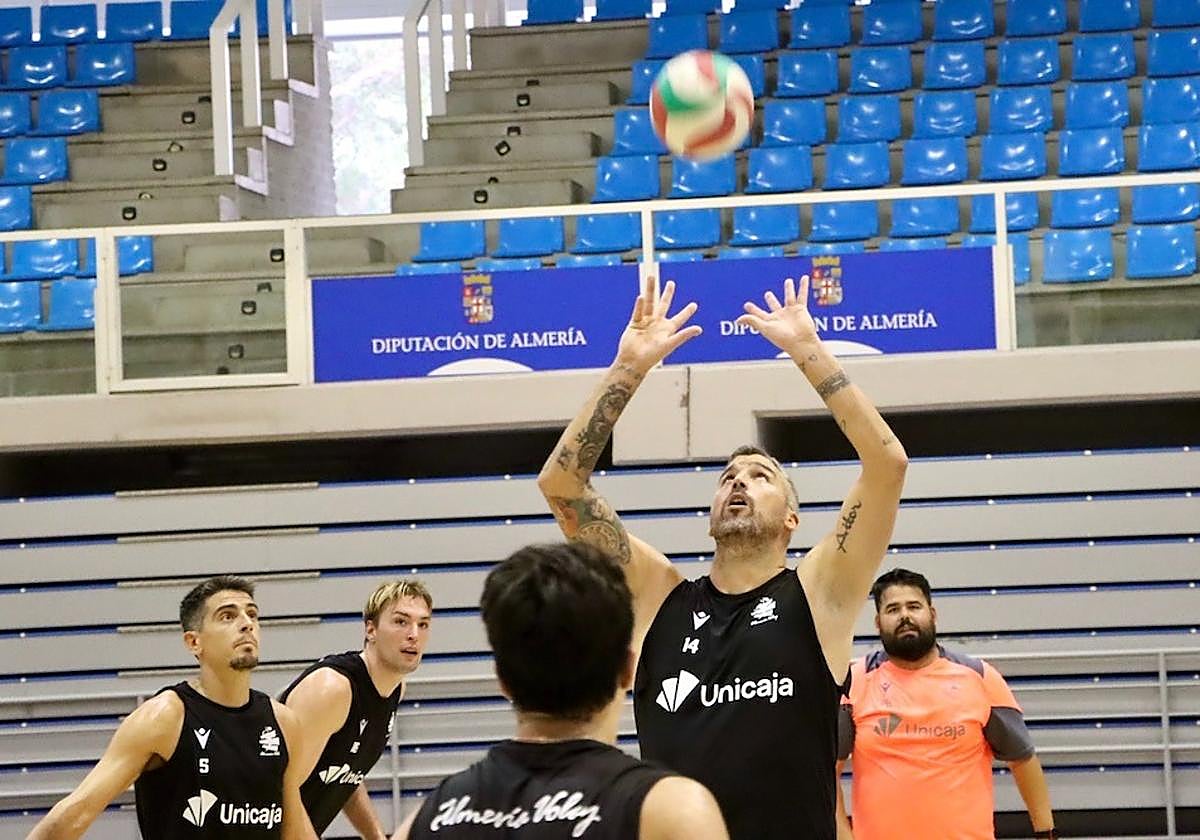 Borja Ruiz habla de la plantilla blanquiverde con el conocimiento que dan los años de trabajo en la élite
