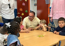 Visita del alcalde de Almuñécar a un centro educativo el primer día del curso.