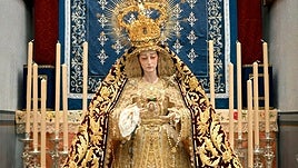 La Virgen se muestra con vestidura de Reina. Destaca su manto, diseñado por Álvaro Abril y bordado por Jesús Arco en 2011