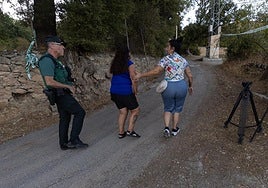 Familiares de la víctima en el lugar del atrincheramiento.