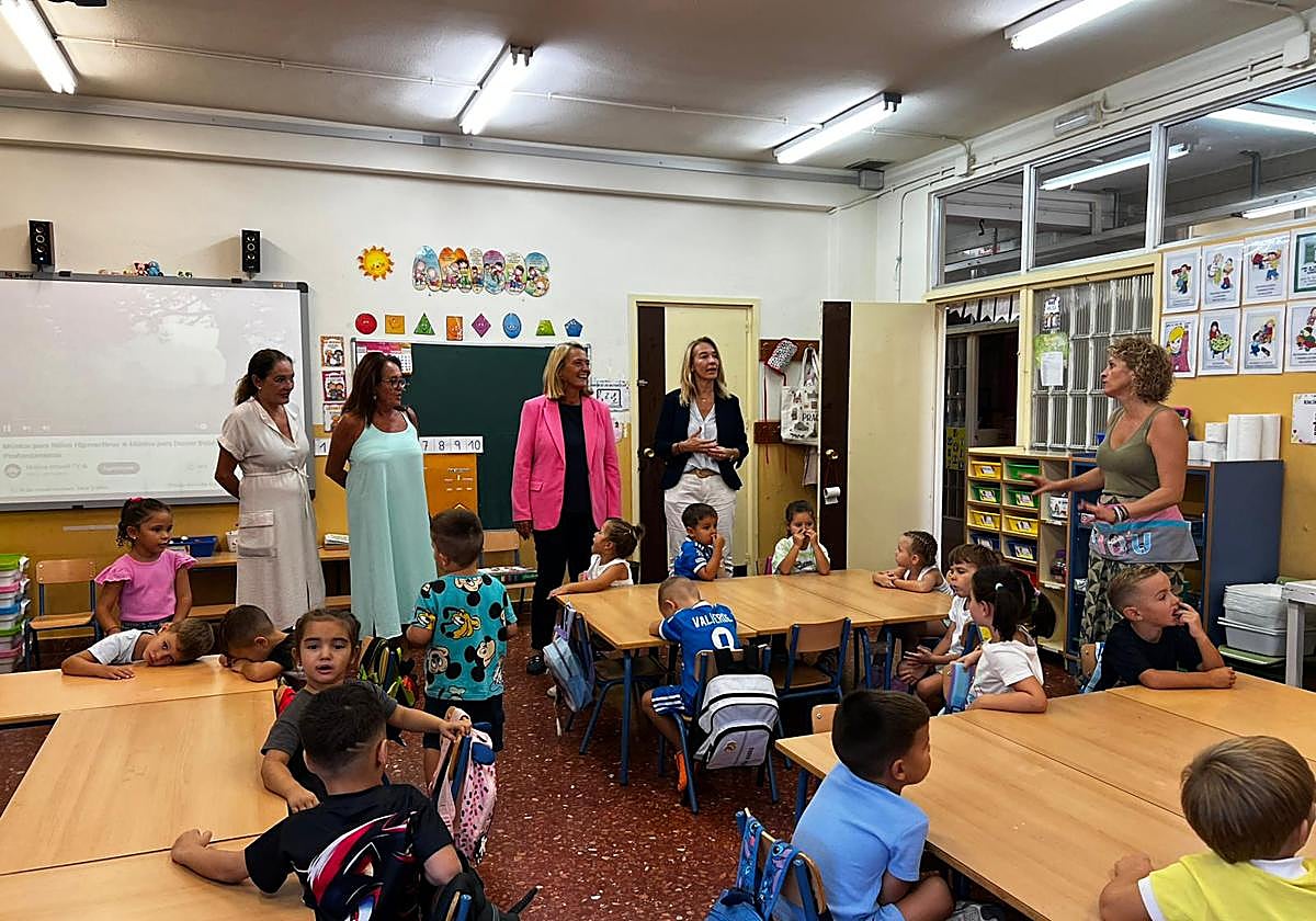 Visita de la alcaldesa de Motril a un centro educativo el primer día del curso