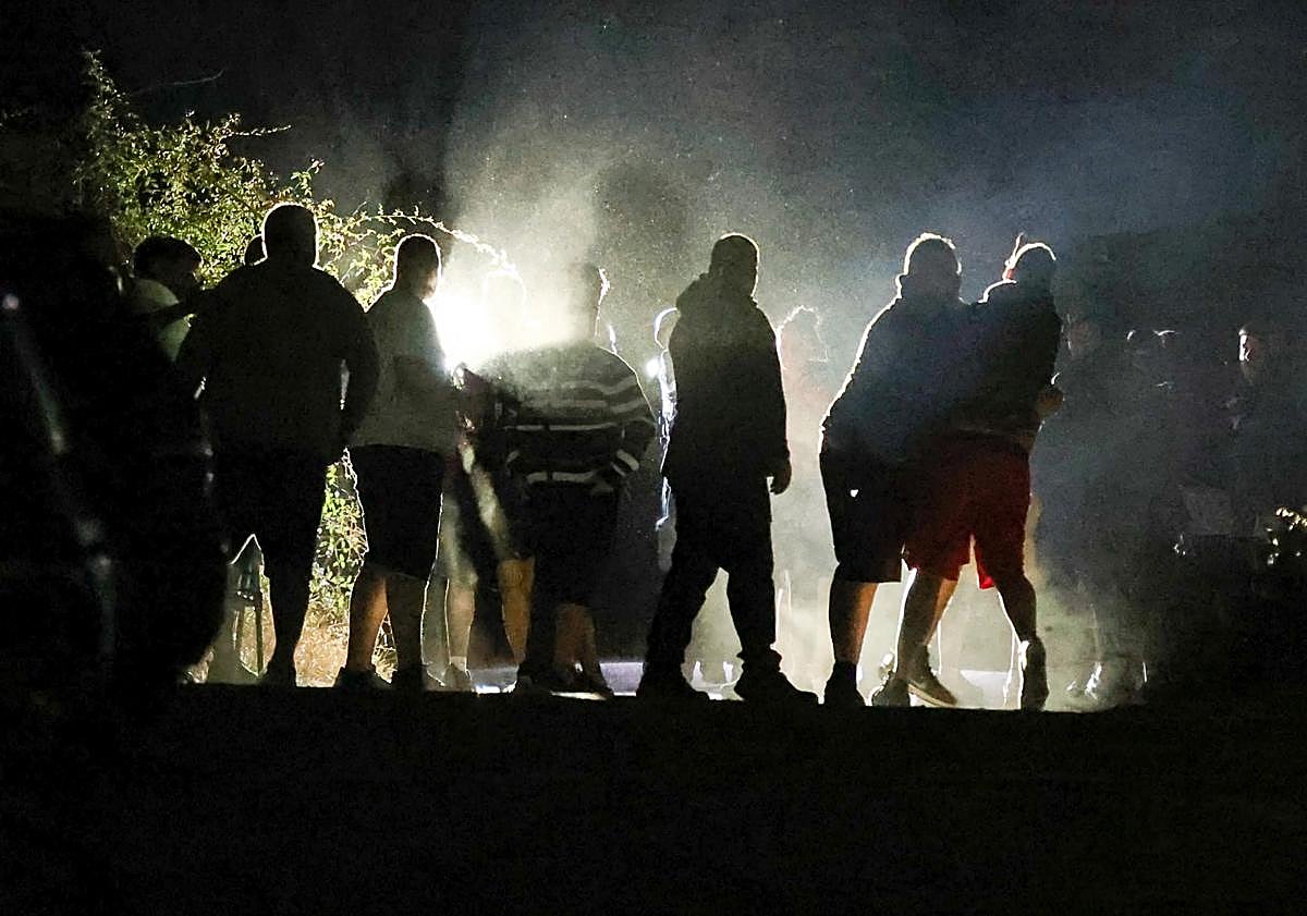 Imagen principal - Momentos de tensión tras la liberación. En la segunda imagen, la ambulancia abandonando el lugar.