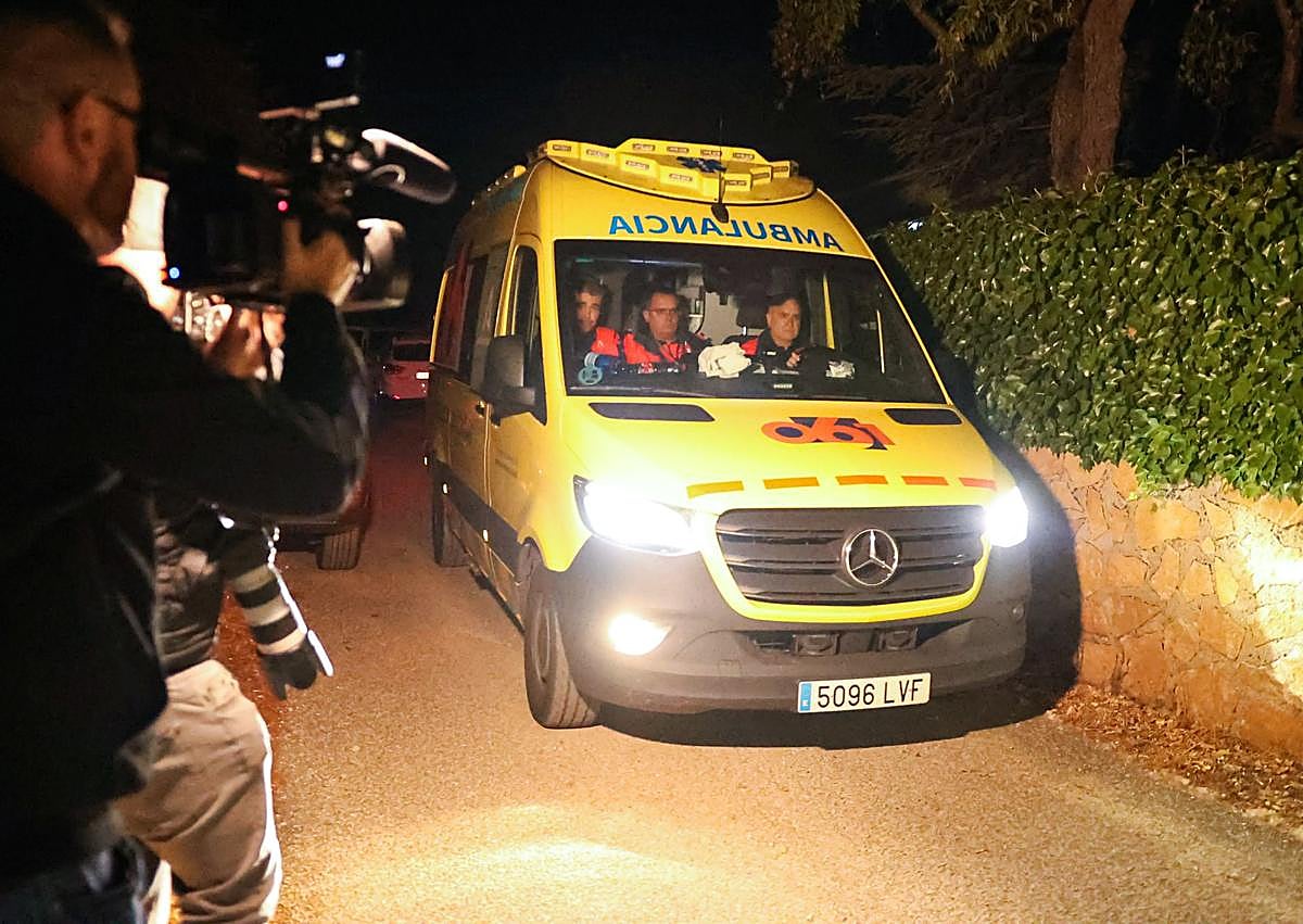 Imagen secundaria 1 - Momentos de tensión tras la liberación. En la segunda imagen, la ambulancia abandonando el lugar.