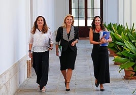 Rocío Ruiz, a la derecha, junto a las consejeras Carmen Castilla y Carolina España.