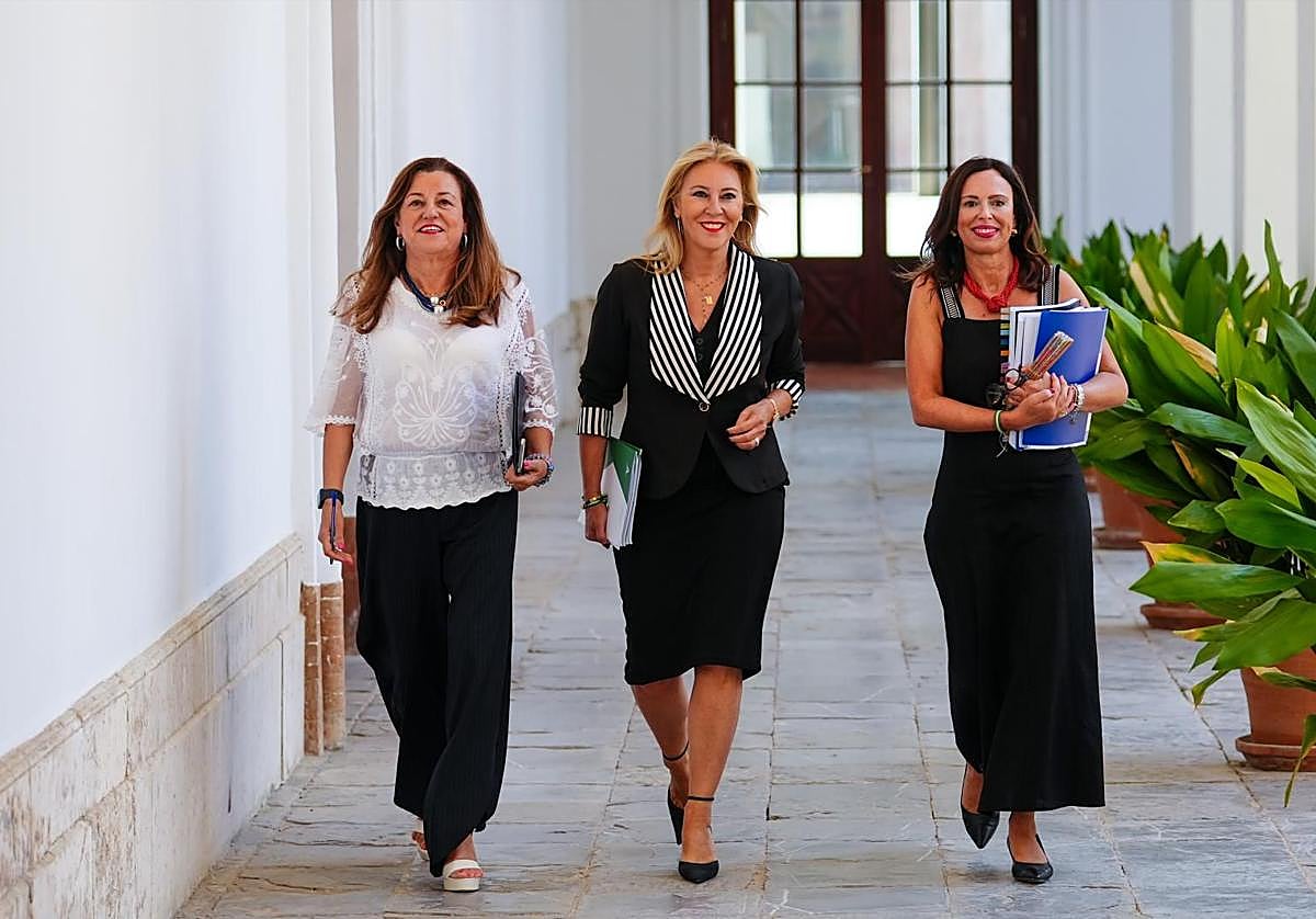 Rocío Ruiz, a la derecha, junto a las consejeras Carmen Castilla y Carolina España.