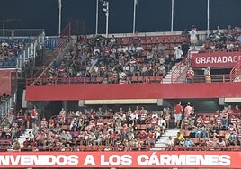 Público en un partido del Granada en Los Cármenes.