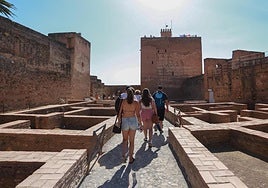 Un grupo de visitantes recorre el monumento nazarí.