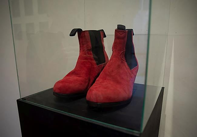 Botines rojos que Mario Maya empleaba en sus espectáculos y que ahora se exhiben en Granada.