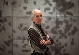 Bárbara Pflanz, ante la lámina de zinc con los tacones marcados por Mario Maya.