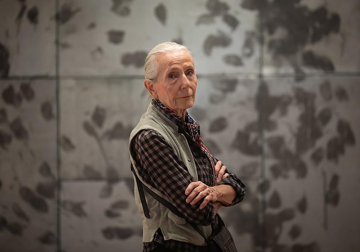 Bárbara Pflanz, ante la lámina de zinc con los tacones marcados por Mario Maya.