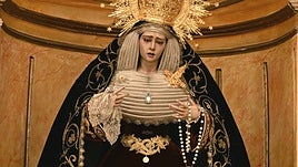 La Virgen luce su saya granate acompañada de su antiquísimo manto de estrellas