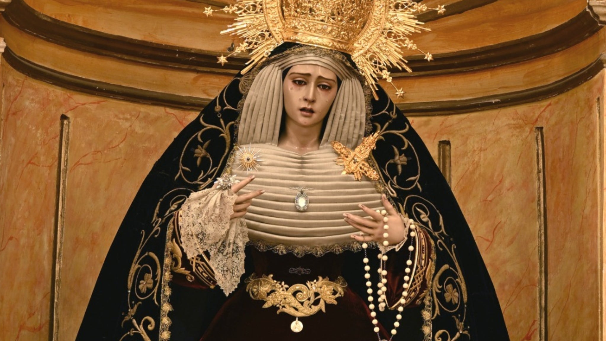 La Virgen luce su saya granate acompañada de su antiquísimo manto de estrellas